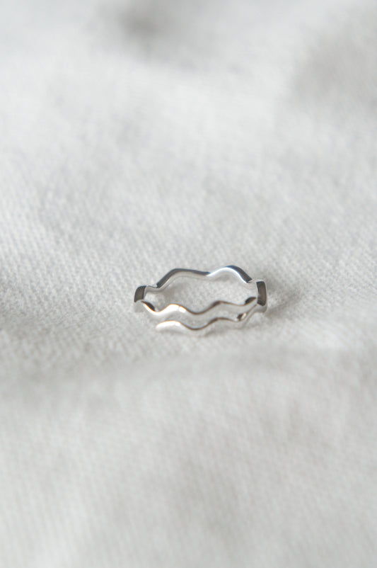 Wavy Crossover Ring